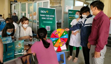 Hình ảnh chi tiết tin tức Trung tâm Y tế thành phố Yên Bái tổ chức Chương trình "Ngày Hội thanh toán không dùng tiền mặt". Hình ảnh tin tức Trung tâm Y tế thành phố Yên Bái tổ chức Chương trình "Ngày Hội thanh toán không dùng tiền mặt".