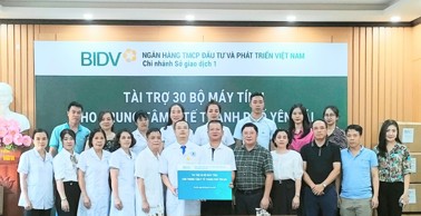 Hình ảnh chi tiết tin tức Trung tâm Y tế thành phố Yên Bái nhận quà tặng 30 bộ máy tính Hình ảnh tin tức Trung tâm Y tế thành phố Yên Bái nhận quà tặng 30 bộ máy tính