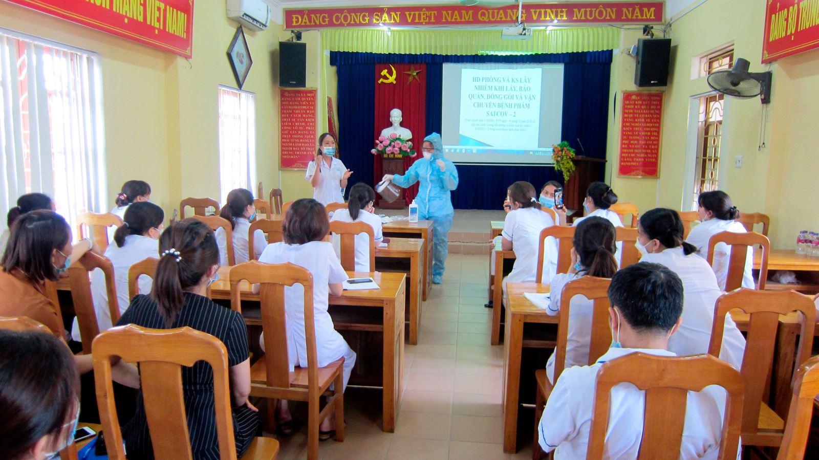 Trung tâm y tế thành phố Yên Bái tập huấn chăm sóc người bệnh viêm đường hô hấp do vi rút SARS-CoV-2