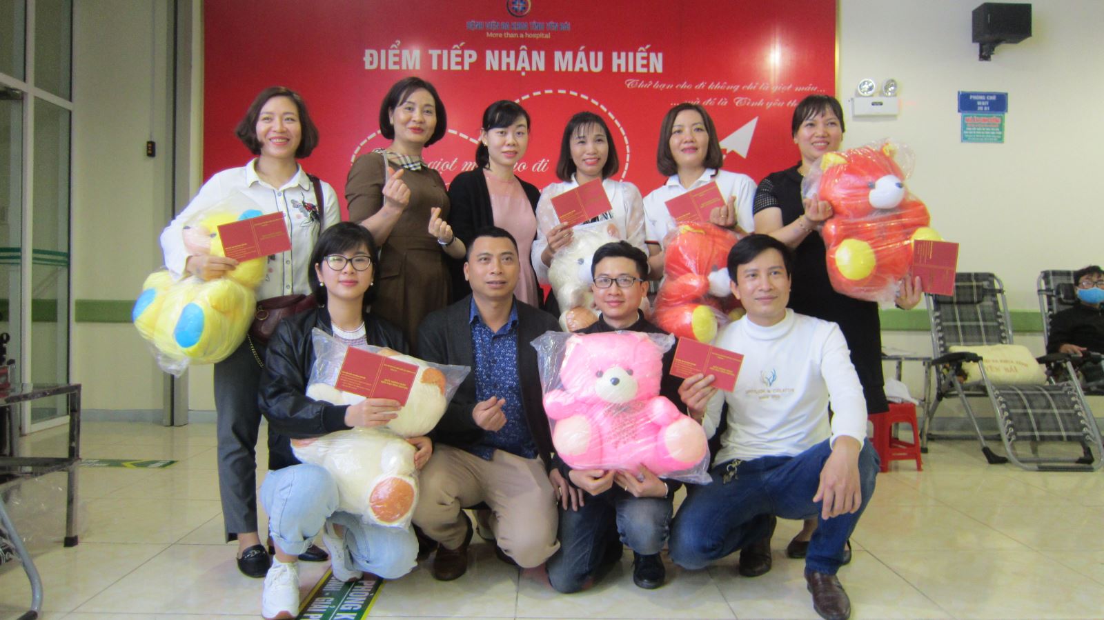 Cán bộ y tế thành phố Yên Bái tham gia Chương trình hiến máu tình nguyện Lễ hội Xuân hồng năm 2021 – Kỷ niệm Ngày Thầy thuốc Việt Nam 27/2