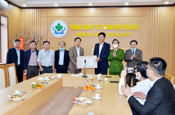 Đồng chí Nguyễn Thế Phước - Phó Chủ tịch Thường trực UBND tỉnh  thăm và tặng quà tết Trung tâm Y tế thành phố Yên Bái.