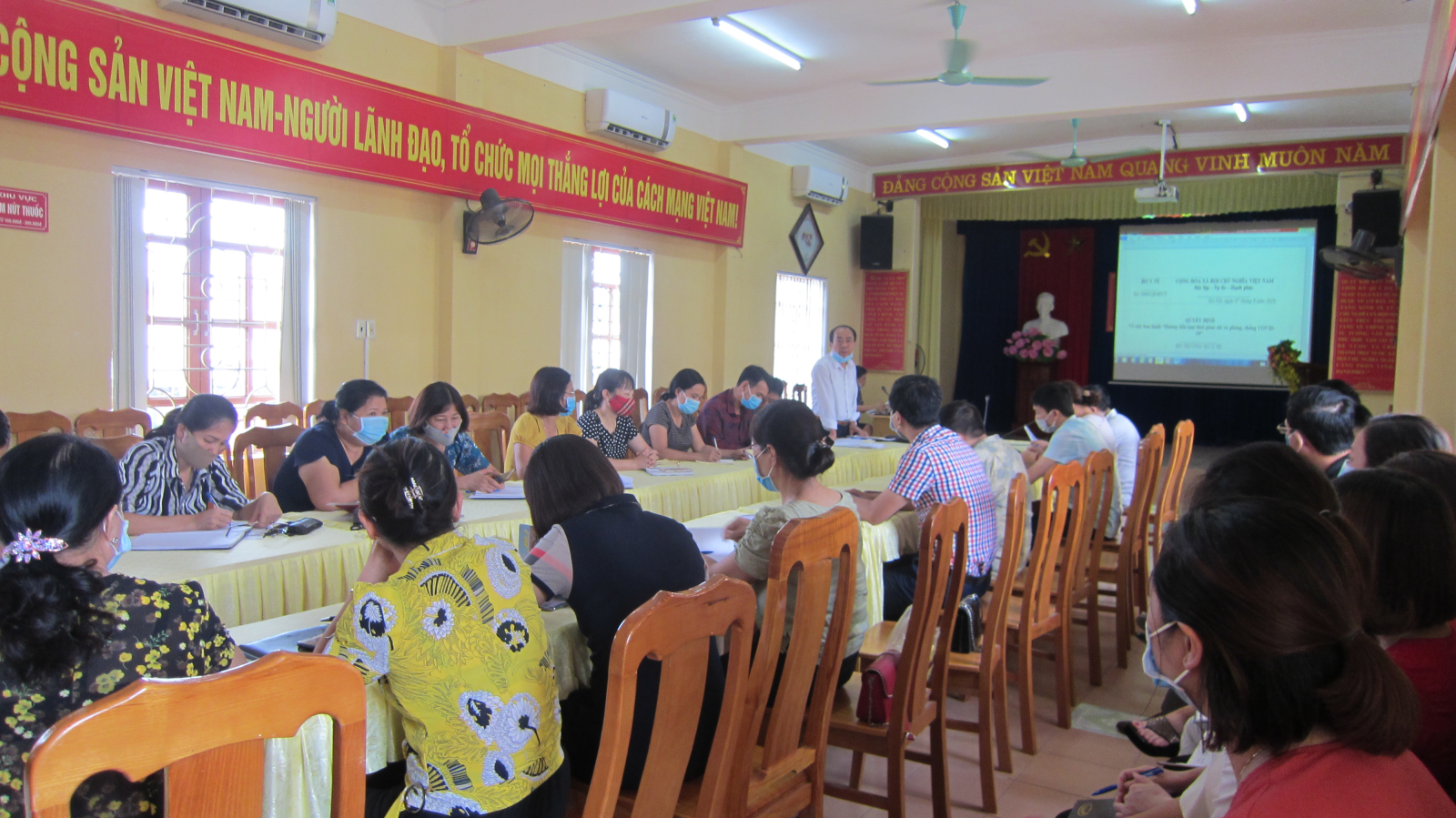 Trung tâm Y tế thành phố Yên Bái tổ chức tập huấn phòng chống dịch bệnh Covid – 19 cho cán bộ, nhân viên Y tế.