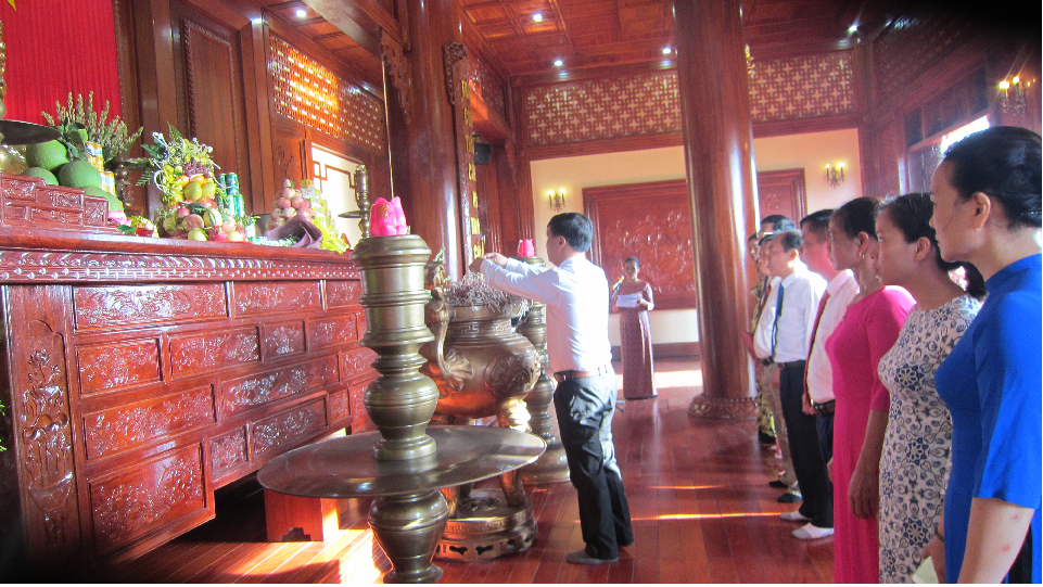 Báo công và dâng hương tưởng niệm Chủ tịch Hồ Chí Minh tại khu Di tích lịch sử Quốc gia Lễ đài sân vận động thành phố Yên Bái