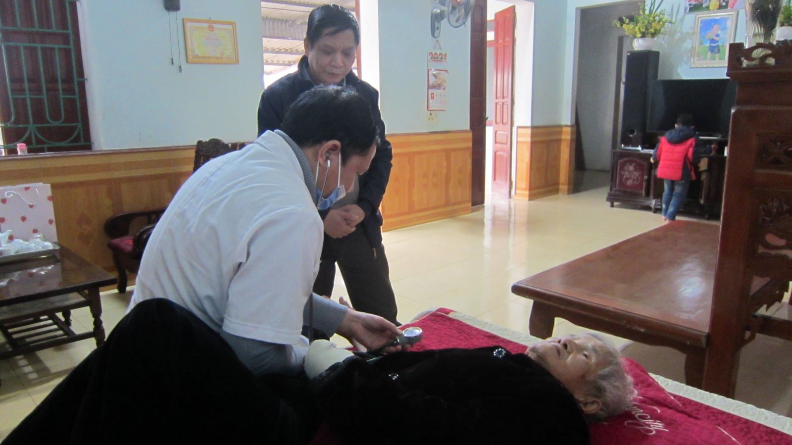 Thăm, khám và tặng quà Mẹ Việt Nam anh hùng Nguyễn Thị Lô