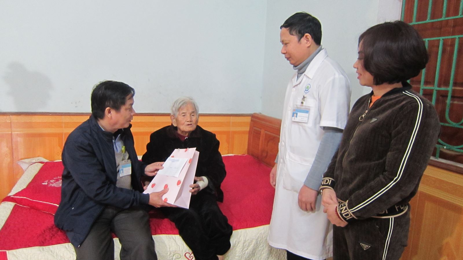 Thăm, khám và tặng quà Mẹ Việt Nam anh hùng Nguyễn Thị Lô