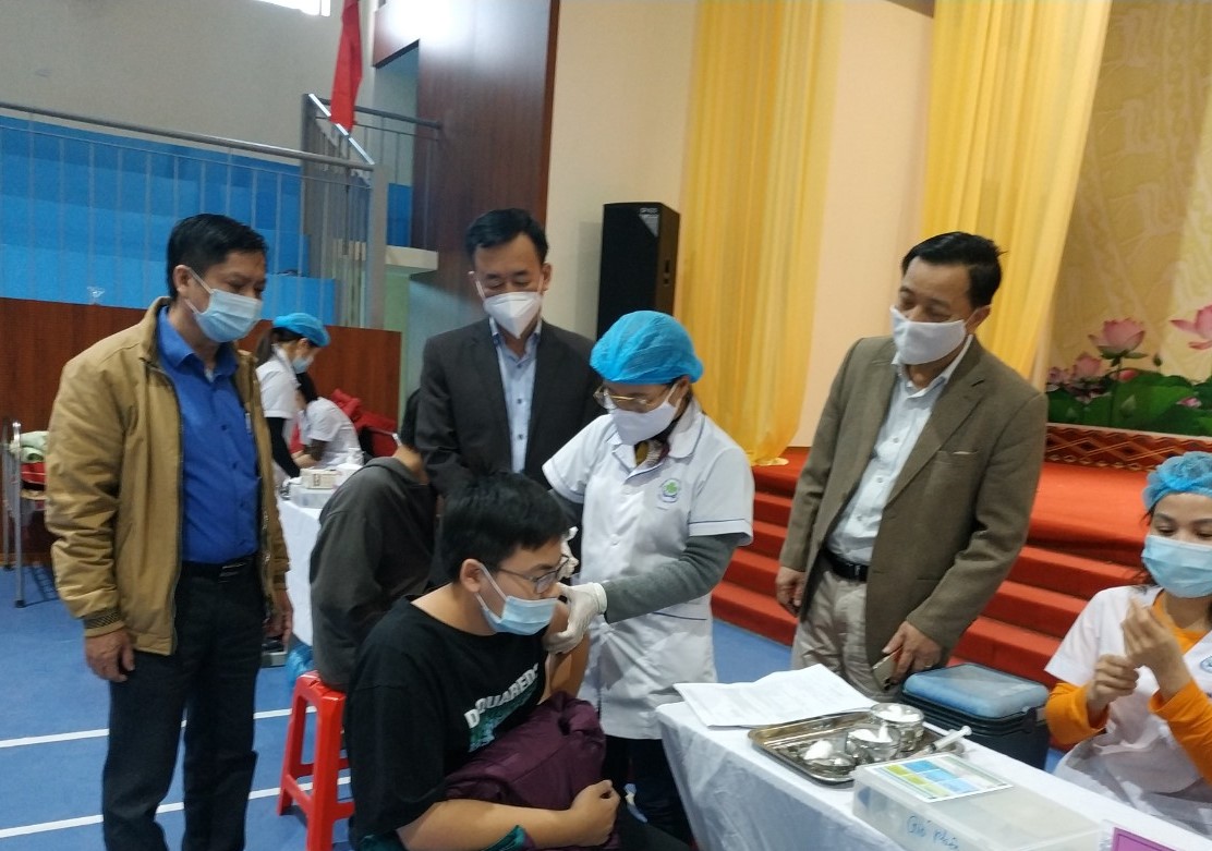 HƯỚNG DẪN NGƯỜI ĐƯỢC TIÊM CHỦNG TỰ THEO DÕI SAU TIÊM CHỦNG VẮC-XIN COVID-19