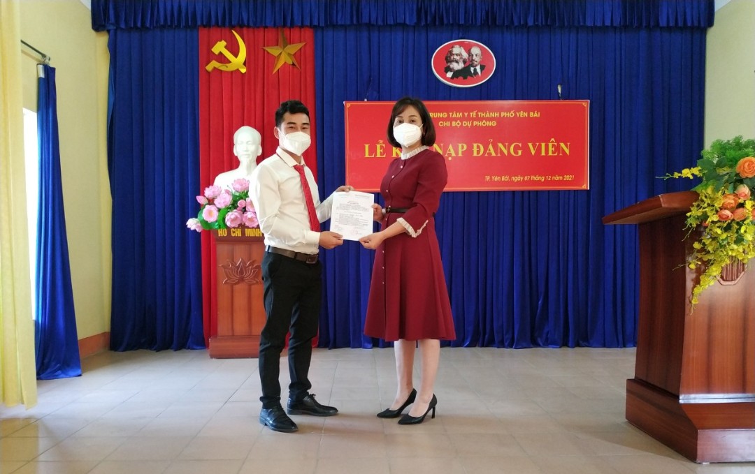 Đảng bộ Trung Tâm Y tế thành phố kết nạp 03 Đảng viên mới