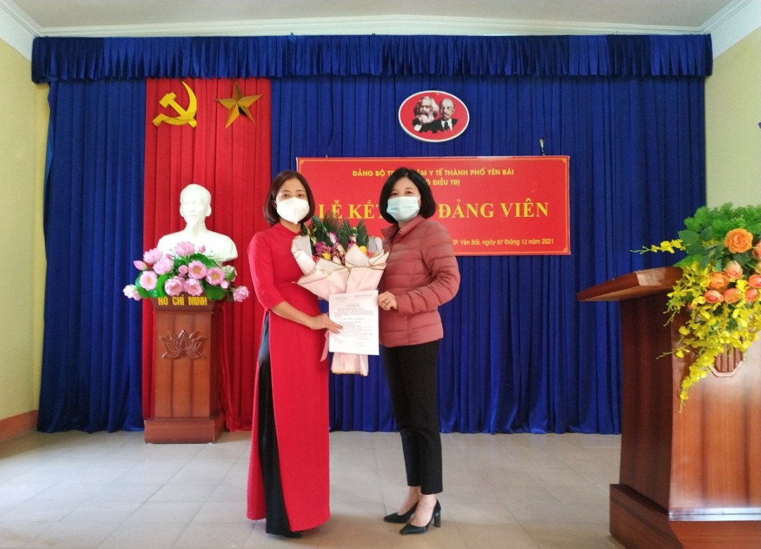 Đảng bộ Trung Tâm Y tế thành phố kết nạp 03 Đảng viên mới